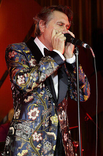 Bryan Ferry im asiatisch angehauchten Smoking mit Blumenmuster