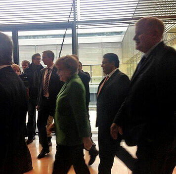Hier ist Angela Merkel mit Horst Seehofer nach einer Langen Nacht auf dem Weg zur vorläufigen Vertragsunterzeichnung. #groko