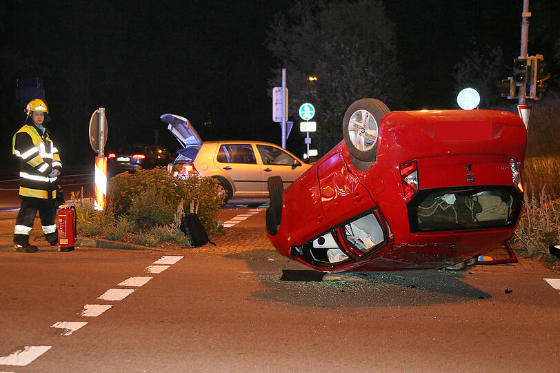 Aufgrund einer kaputten Ampel kam es in der Nähe von Mühldorf zu einem Zusammenstoß zwischen einem VW Golf und einem Seat.
