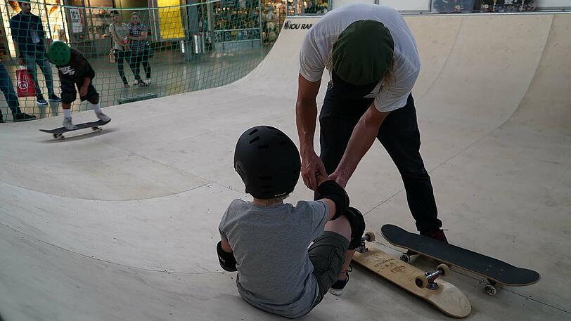 In der Schalterhalle des Münchner Bahnhofs dreht sich vom 21. Juni bis 4. Juli alles rund um das Thema Skateboarding.