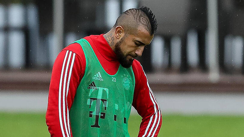 Wegen einer Gelb-Sper­re darf Ar­turo Vidal (30) nicht für Chile im letz­ten und ent­schei­den­den WM-Qua­lifikationsspiel am Mitt­woch in Bra­si­li­en spie­len.
An­geb­lich woll­te er den­noch mit, um das Team zu un­ter­stüt­zen. Doch die Bay­ern sol­len ihm die Reise ver­bo­ten haben. Das be­haup­ten chi­le­ni­sche Me­di­en.