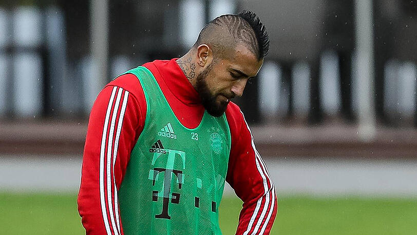 Wegen einer Gelb-Sperre darf Arturo Vidal (30) nicht für Chile im letzten und entscheidenden WM-Qualifikationsspiel am Mittwoch in Brasilien spielen.
Angeblich wollte er dennoch mit, um das Team zu unterstützen. Doch die Bayern sollen ihm die Reise verboten haben. Das behaupten chilenische Medien. Wegen einer Gelb-Sperre darf Arturo Vidal (30) nicht für Chile im letzten und entscheidenden WM-Qualifikationsspiel am Mittwoch in Brasilien spielen.
Angeblich wollte er dennoch mit, um das Team zu unterstützen. Doch die Bayern sollen ihm die Reise verboten haben. Das behaupten chilenische Medien.