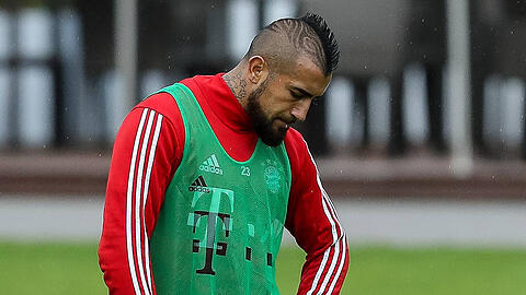 Wegen einer Gelb-Sper­re darf Ar­turo Vidal (30) nicht für Chile im letz­ten und ent­schei­den­den WM-Qua­lifikationsspiel am Mitt­woch in Bra­si­li­en spie­len.
An­geb­lich woll­te er den­noch mit, um das Team zu un­ter­stüt­zen. Doch die Bay­ern sol­len ihm die Reise ver­bo­ten haben. Das be­haup­ten chi­le­ni­sche Me­di­en.