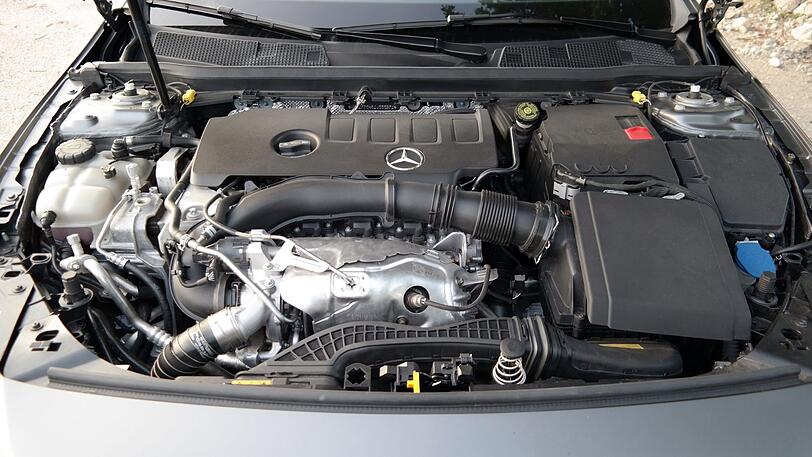 Der Zweiliter-Motor im A 250 leistet muntere 224 PS und macht die A-Klasse bis zu 250 Sachen schnell.