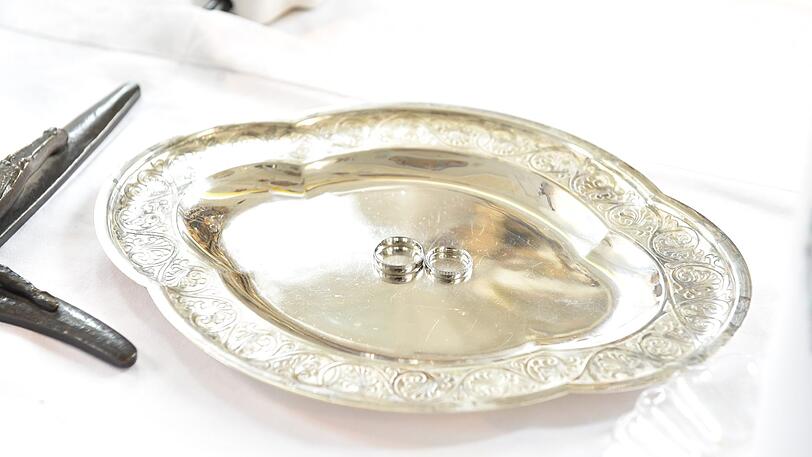Beide Ringe stammen von Juwelier Hilscher. Stephanies Ring hat 47 Diamanten.