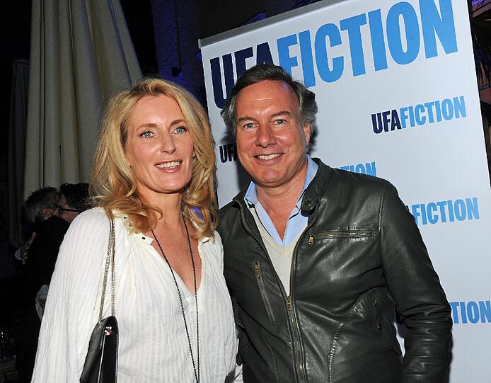 In der Reitschule folgten die Promis der Einladung der Produktionsfimra UFA. Die Schauspielerin Maria Furtwängler und Gastgeber Nico Hofmann auf der "UFA Fiction"-Party.
