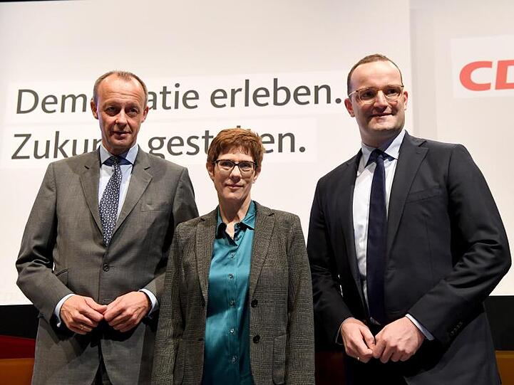 Ex-Unionsfraktionschef Merz, CDU-Generalsekretärin Kramp-Karrenbauer und Gesundheitsminister Spahn vergangene Woche bei der ersten Regionalkonferenz in Lübeck.