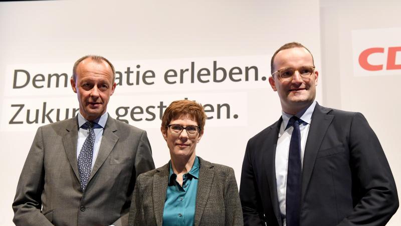 Ex-Unionsfraktionschef Merz, CDU-Generalsekretärin Kramp-Karrenbauer und Gesundheitsminister Spahn vergangene Woche bei der ersten Regionalkonferenz in Lübeck. Ex-Unionsfraktionschef Merz, CDU-Generalsekretärin Kramp-Karrenbauer und Gesundheitsminister Spahn vergangene Woche bei der ersten Regionalkonferenz in Lübeck.