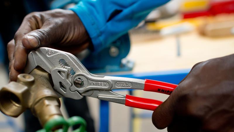 Ausbildung: Ein Flüchtling arbeitet in einer Lernwerkstatt. Ausbildung: Ein Flüchtling arbeitet in einer Lernwerkstatt.