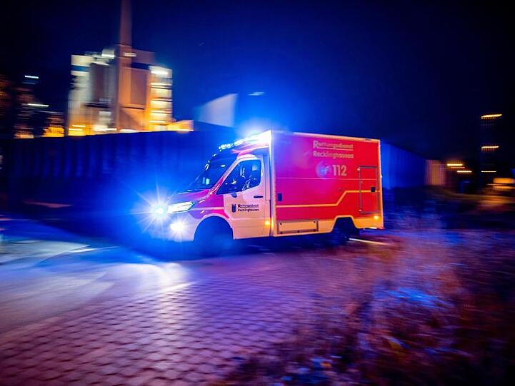 Ein Rettungswagen der Feuerwehr fährt mit Blaulicht durch eine Straße. Foto: Marcel Kusch/dpa/Archivbild