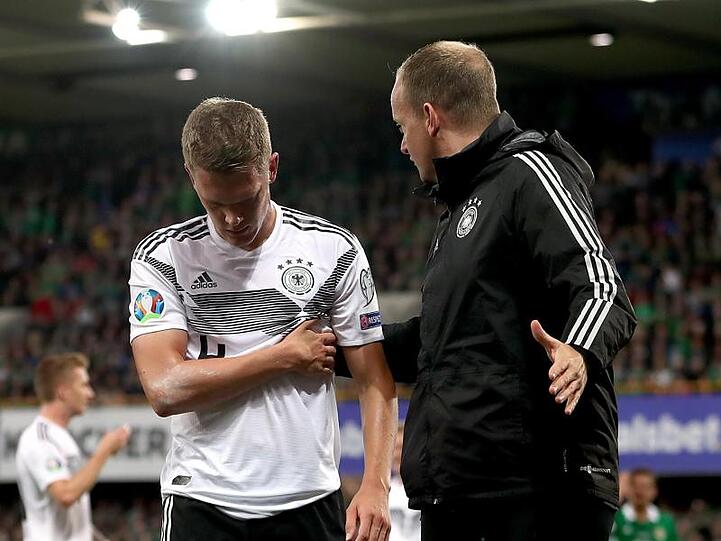 Der angeschlagene Matthias Ginter muss sich auswechseln und behandeln lassen.