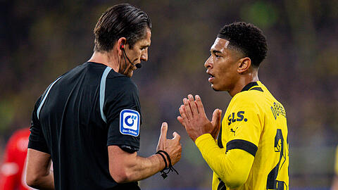 Schiedsrichter Deniz Aytekin und Dortmunds Jude Bellingham während des Topspiels zwischen dem BVB und dem FC Bayern.
