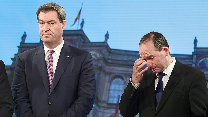 Markus Söder (CSU, l), Ministerpräsident von Bayern, steht neben Hubert Aiwanger, damaliger Spitzenkandidat und Partei-Chef der Freien Wähler in Bayern.