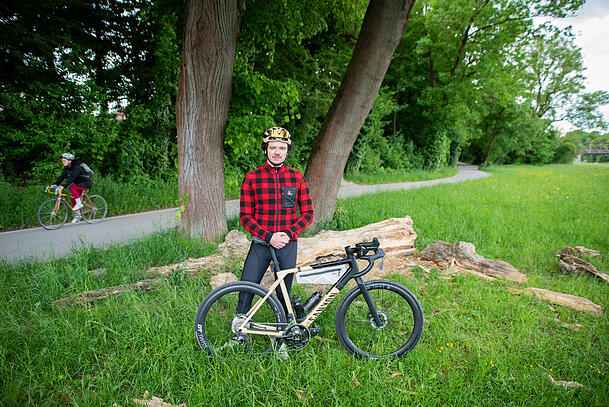 Auf und abseits der Straße unterwegs: Der Fahrrad-Journalist Felix Kuffner alias "Felix testet Bikes". Auf und abseits der Straße unterwegs: Der Fahrrad-Journalist Felix Kuffner alias "Felix testet Bikes".