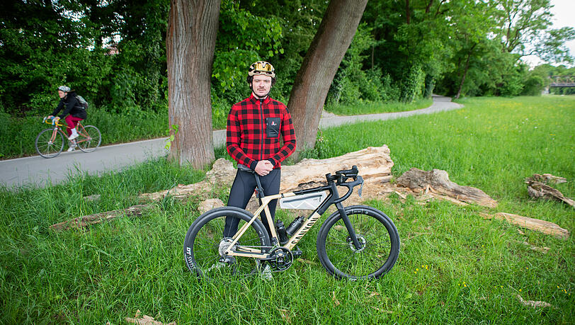 Auf und abseits der Straße unterwegs: Der Fahrrad-Journalist Felix Kuffner alias "Felix testet Bikes". Auf und abseits der Straße unterwegs: Der Fahrrad-Journalist Felix Kuffner alias "Felix testet Bikes".