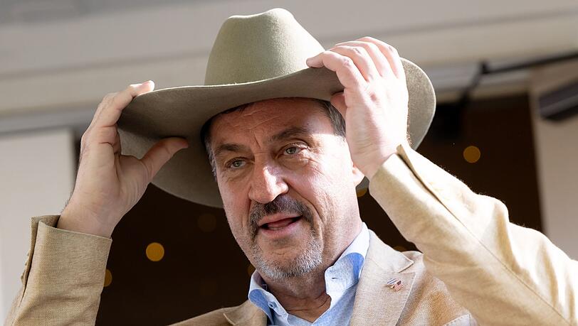"Es ist ein Traum, hierher nach Texas zu kommen" - CSU-Chef Markus S&ouml;der hat, kaum dass er in den USA angekommen ist, seinen eigenen Cowboyhut bekommen.