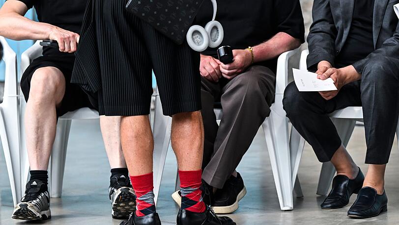 Ein Mann mit roten Mustersocken und kurzen Hosen - kürzlich bei der Berlin Fashion Week. (Archivbild) Ein Mann mit roten Mustersocken und kurzen Hosen - kürzlich bei der Berlin Fashion Week. (Archivbild)