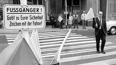 Als die Bundesrepublik 1953 den Fu&szlig;g&auml;nger&uuml;berweg in die Stra&szlig;enverkehrsordnung aufnahm, hie&szlig; der Zebrastreifen im Amtsdeutschen "Dickstrichkette". (Archivbild)