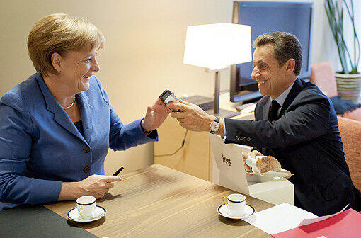 ...und das Telefon an Merkel weitergab, damit sie seiner Gattin zur Geburt der Tochter gratulieren konnte.