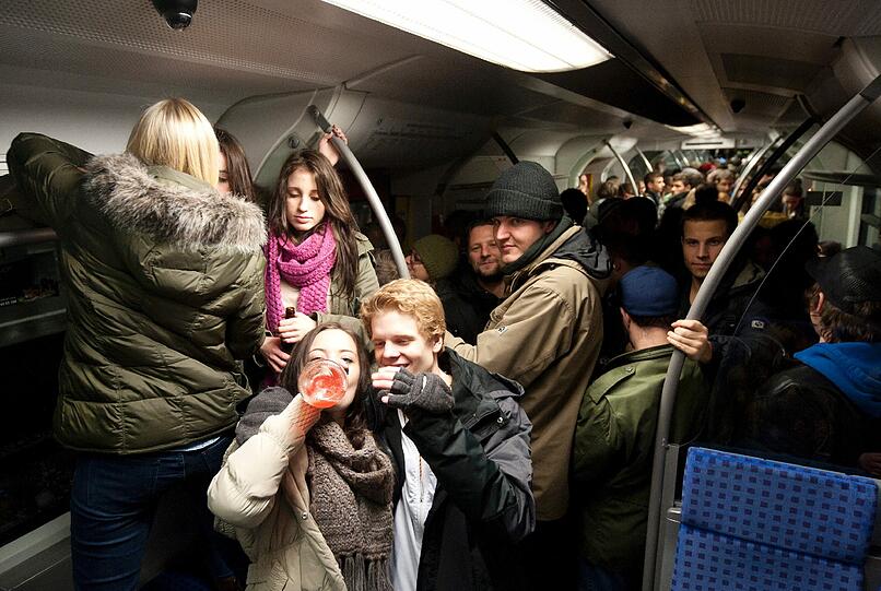 Bei dem über Facebook organisierten "Abschiedstrinken" in der Münchner S-Bahn haben rund 2.000 Menschen beim Feiern für erhebliche Sachbeschädigungen gesorgt.