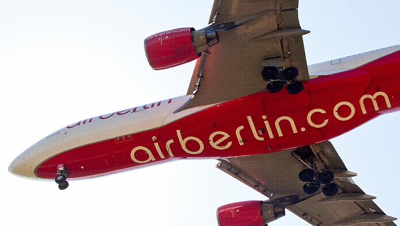 Als das Flugzeug auf dem Weg nach Hamburg war, kam in München eine E-Mail mit einer Bombendrohung an. Als das Flugzeug auf dem Weg nach Hamburg war, kam in München eine E-Mail mit einer Bombendrohung an.