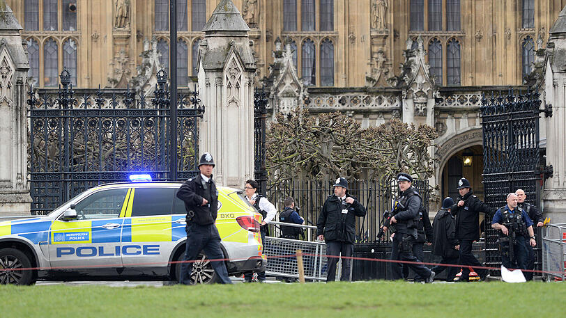 Mindestens vier Menschen sind bei einem Terroranschlag nahe des britischen Parlaments getötet worden.