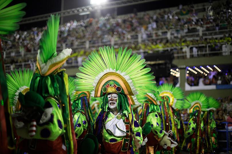 Athletische Tänzer, heiße Rhythmen und kunstvolle Kostüme - die Bilder vom Karneval aus dem Sambadrom in Rio de Janeiro.