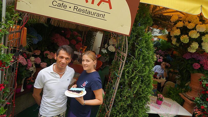 Francesco Gulla und Kellnerin Christine Biedermann. Francesco Gulla und Kellnerin Christine Biedermann.