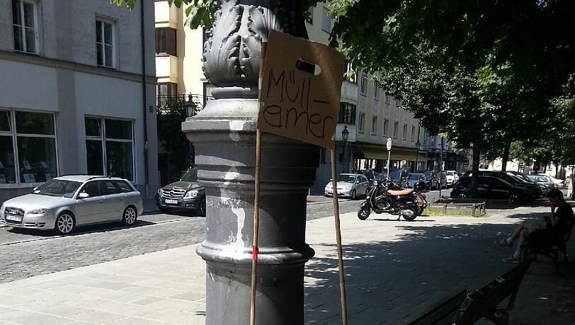 Der selbstgebastelte Mülleimer steht neben einem echten, der aber auch schon recht voll ist. Der selbstgebastelte Mülleimer steht neben einem echten, der aber auch schon recht voll ist.
