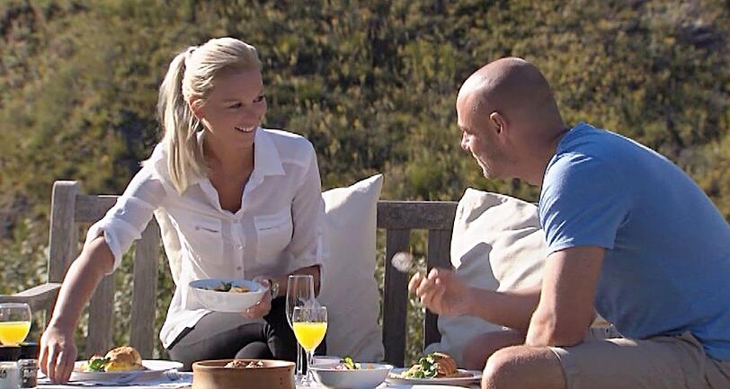 Katja und Christian frühstücken gemeinsam.