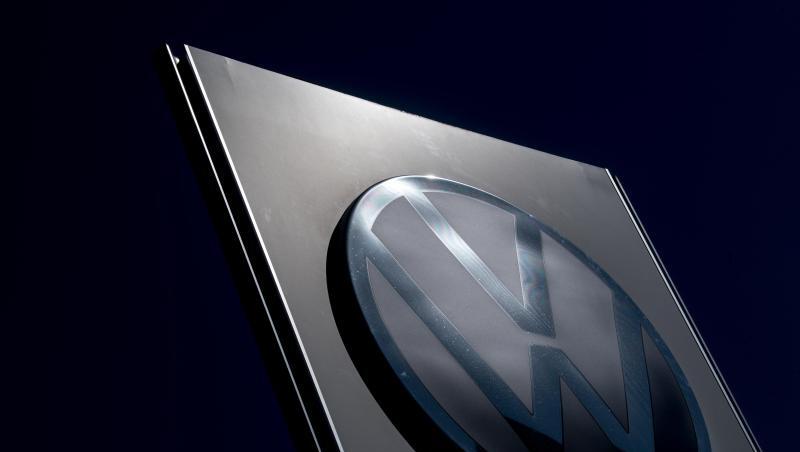 Ein großes VW-Logo steht an der Einfahrt zum Fahrzeugwerk von Volkswagen in Zwickau. Ein großes VW-Logo steht an der Einfahrt zum Fahrzeugwerk von Volkswagen in Zwickau.