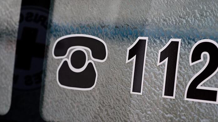 Nur zum Spaß setzt ein 14-Jähriger zehn Mal fälschlicherweise einen Notruf bei Polizei oder Feuerwehr ab. (Symbolbild)