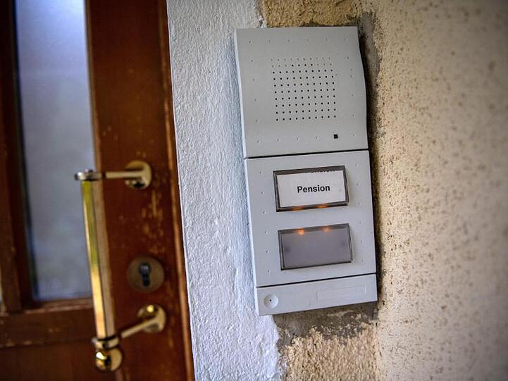 Drei tote Personen sind in einem Zimmer dieser Pension gefunden worden.