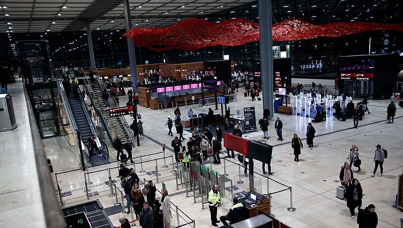 Fluggäste am Flughafen BER.