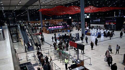 Fluggäste am Flughafen BER.