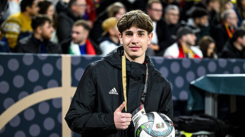 Der 15-jährige Balljunge Noel Urbaniak, der Joshua Kimmich, den Ball zum Eckball zum Tor zugeworfen hat.