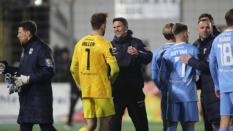 Trainer Patrick Glöckner (Mitte) klatscht Keeper Marco Huiller ab, rechts ist Julian Guttau - alle drei haben noch keinen Vertrag bei 1860 für die kommende Saison.