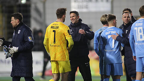 Trainer Patrick Glöckner (Mitte) klatscht Keeper Marco Huiller ab, rechts ist Julian Guttau - alle drei haben noch keinen Vertrag bei 1860 für die kommende Saison.