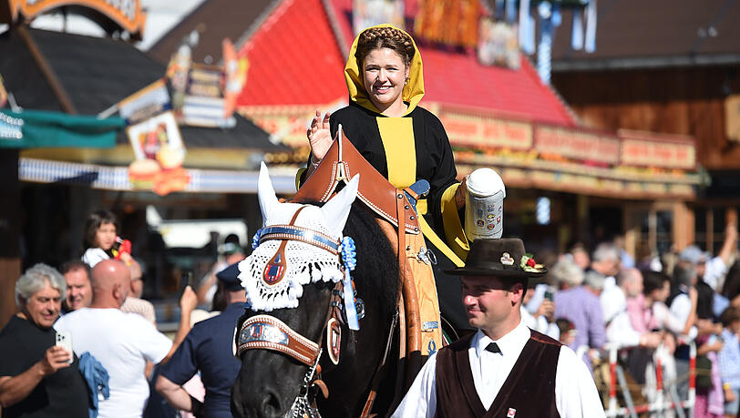 Das München Kindl Franziska Inselkammer reitet beim Einzug der Brauereien und Festwirte zu Beginn des 190. Münchner Oktoberfest. Das München Kindl Franziska Inselkammer reitet beim Einzug der Brauereien und Festwirte zu Beginn des 190. Münchner Oktoberfest.
