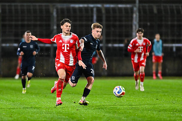 Werden weiterhin an der Regionalliga teilnehmen: Die Bayern-Amateure um Louis Richter.