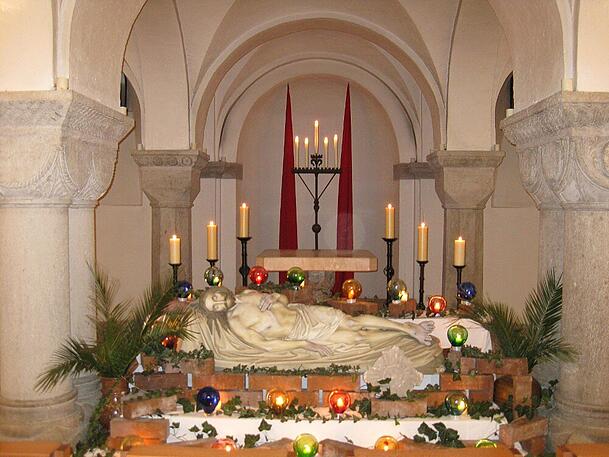 In St. Benno in der Maxvorstadt sieht man die f&uuml;r Heilige Gr&auml;ber typischen bunten Kugellampen.