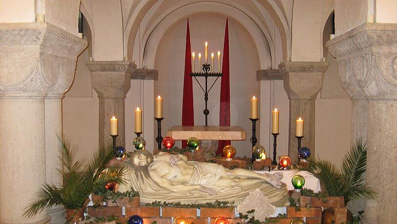 In St. Benno in der Maxvorstadt sieht man die f&uuml;r Heilige Gr&auml;ber typischen bunten Kugellampen.