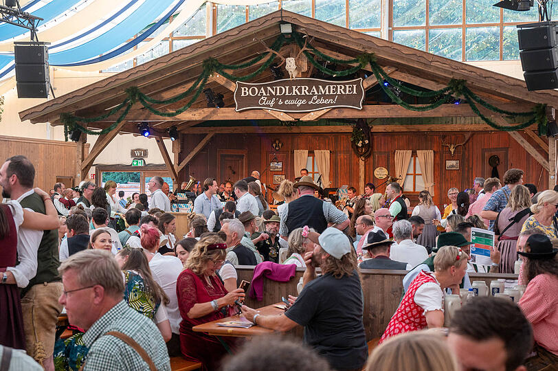 Roland Hefter und seine Isarrider spielte 2025 in der Boandlkramerei, wurden aber im Vorfeld vom Kulturreferat negativ bewertet, "weil die Gruppe eine andere musikalische Stilrichtung bedient und nicht dem Genre Volksmusik, sondern der Popularmusik zuzuordnen ist."