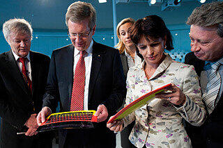 Schwer am Staunen: Bundespräsident Christian Wulff (Zweiter von l.) mit seiner Schweizer Kollegin Doris Leuthard (Zweite von r..