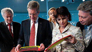 Schwer am Staunen: Bundespräsident Christian Wulff (Zweiter von l.) mit seiner Schweizer Kollegin Doris Leuthard (Zweite von r..