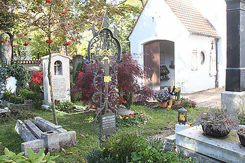 Monti Lüftner starb im Mai 2009 - er wurde von einem Lastwagen überrollt. Auf dem alten Bogenhausener Friedhof wurde er begraben. Doch ein knappes halbes Jahr später sieht das Grab des Musik-Giganten sehr schlicht aus.