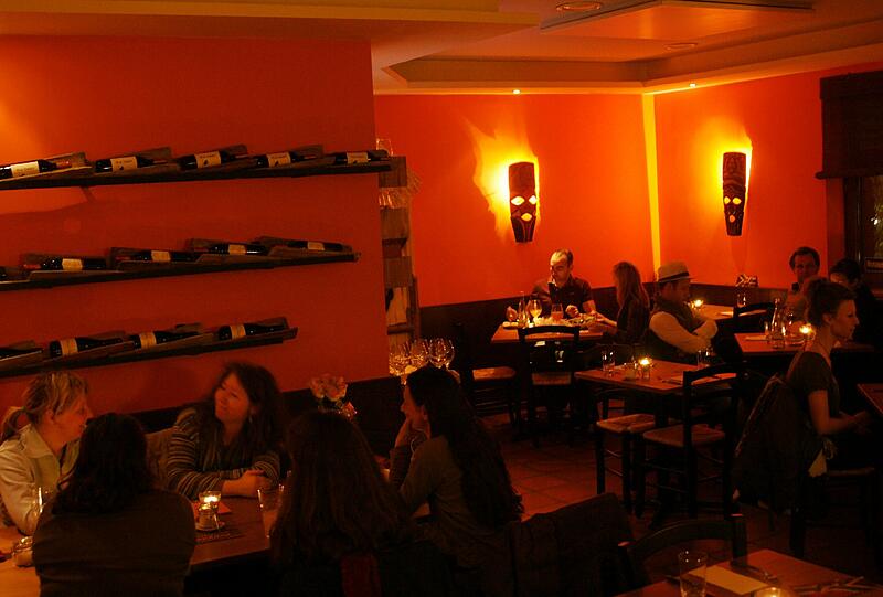 Das Restaurant ist farbenfroh gestaltet &ndash; die Wände sollen an afrikanische Sonnenuntergänge erinnern.
