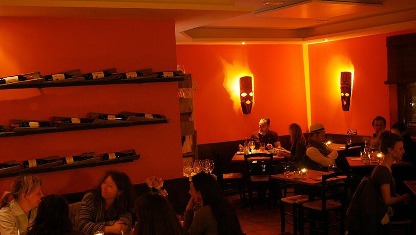 Das Restaurant ist farbenfroh gestaltet – die Wände sollen an afrikanische Sonnenuntergänge erinnern. Das Restaurant ist farbenfroh gestaltet – die Wände sollen an afrikanische Sonnenuntergänge erinnern.