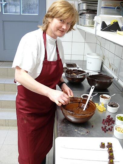 Die gelernte Köchin und Patissiere verzauberte viele Jahre die Gäste im Drehrestaurant im Olympiaturm mit ihren erlesenen Köstlichkeiten. Vor sechs Jahren dann eröffnete sie in München die &bdquo;Pralinenschule Kerstin Spehr&ldquo;, in der auch Dessertkurse angeboten werden. Die Chefin ist eine Spezialistin &ndash; und ganz bestimmt nicht nur fürs Süße.