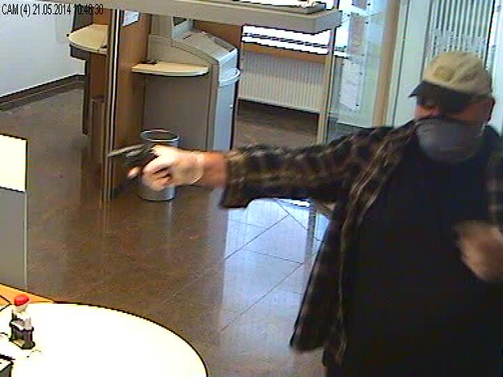 40 - 50 Jahre, ca. 185 cm, dunkle kurze Haare, am Hinterkopf gelichtet: Wer kennt den Bankräuber von Hohenlinden?
